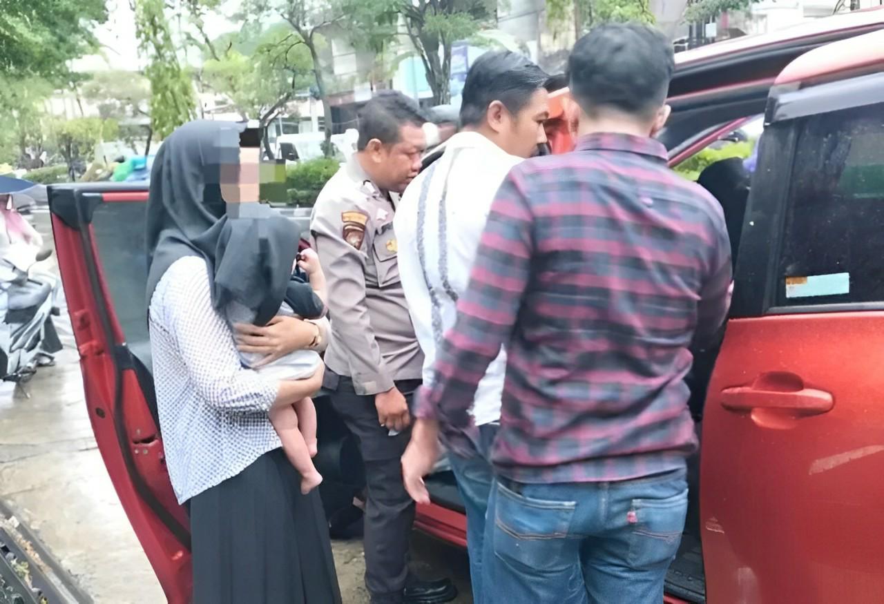 Seorang bayi berusia 4 bulan dievakuasi oleh relawan dari dalam mobil yang terkunci di kawasan Karang Bugis, Balikpapan.