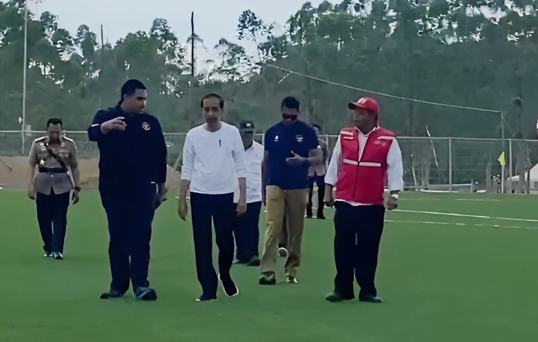 Jokowi Berkunjung di lapangan pusat latihan sepak bola IKN, Kalimantan Timur.
