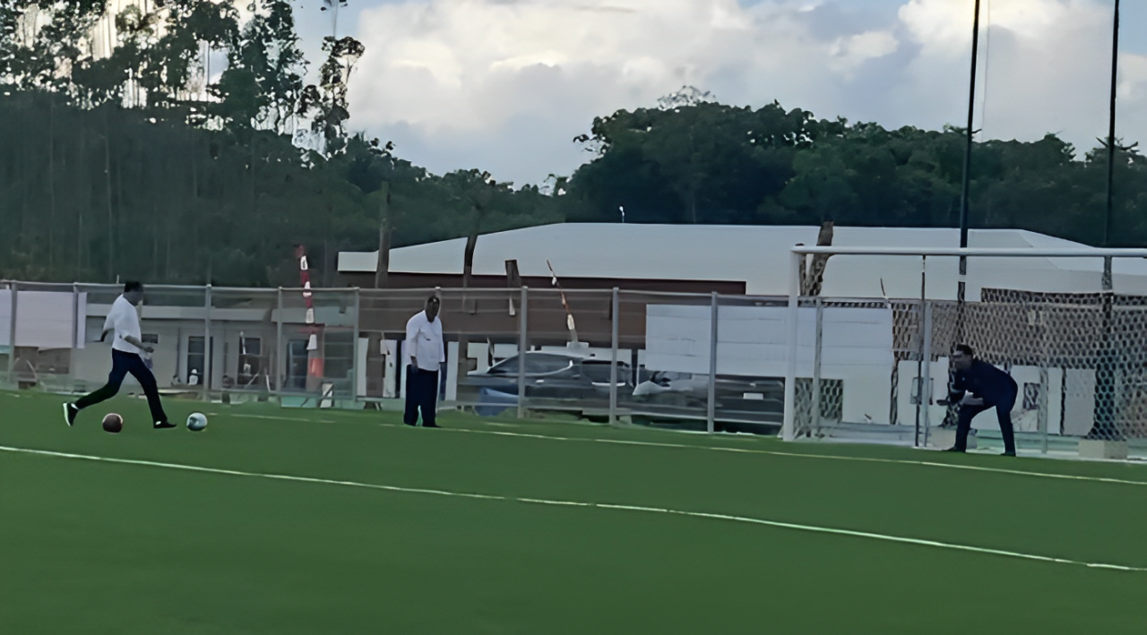 Jokowi main bola, pusat latihan sepak bola IKN, Timnas Indonesia, Ibu Kota Nusantara, fasilitas sepak bola