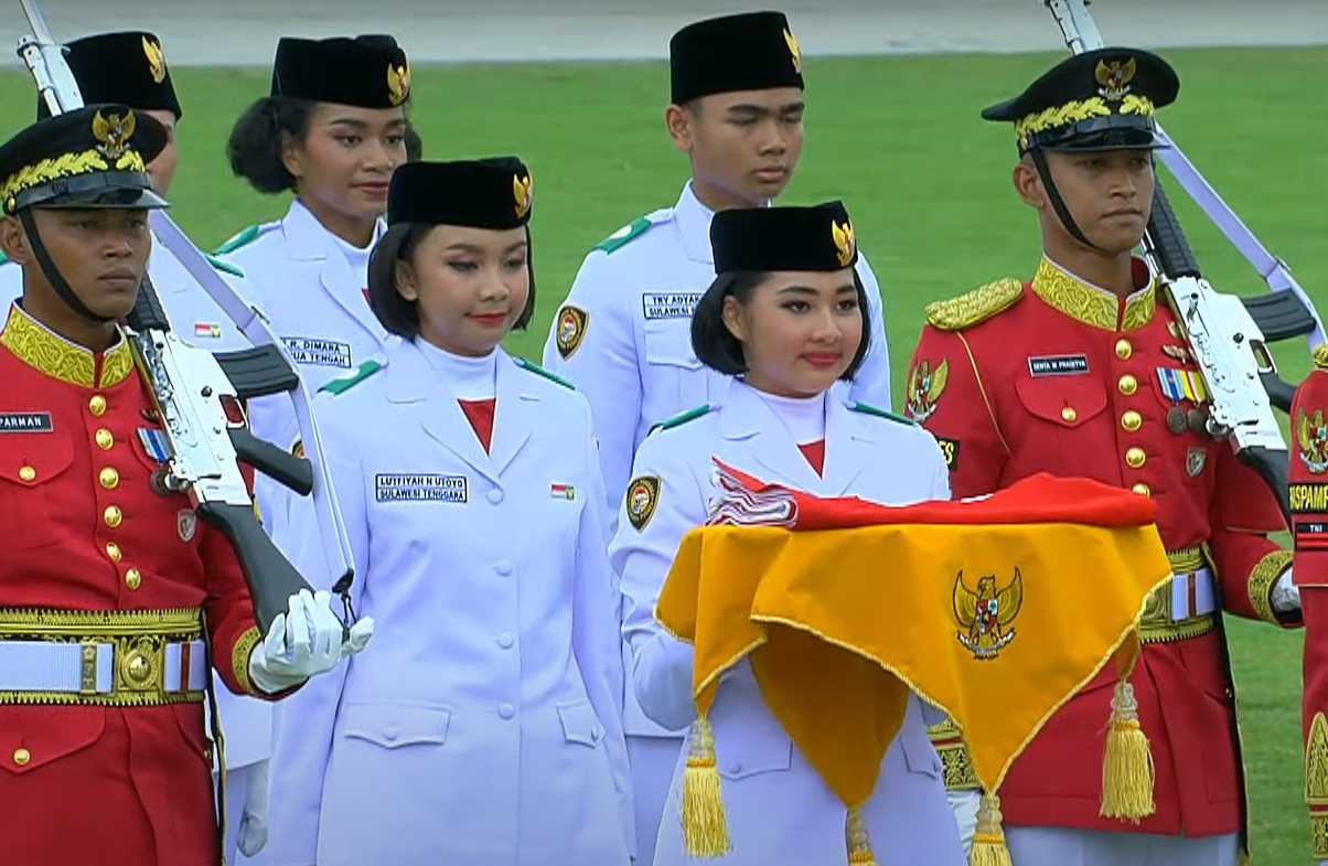 Semangat tinggi untuk mengibarkan bendera merah putih. Selain membanggakan, jadi Paskibraka juga ada untungnya lho!