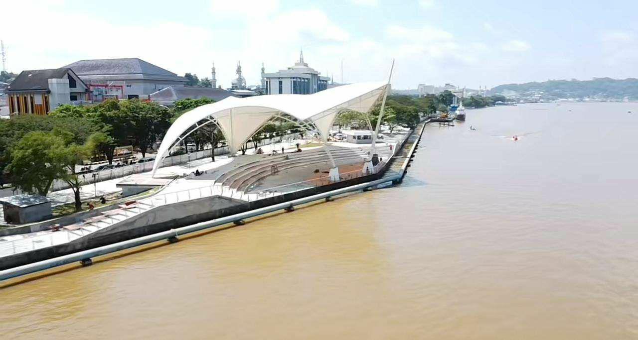 Nikmati suasana santai di Teras Samarinda sambil menikmati pemandangan Sungai Mahakam. Tempat nongkrong baru di Samarinda!