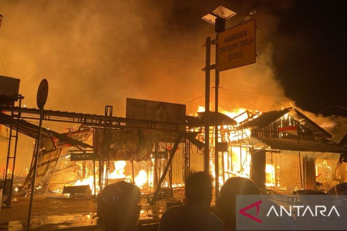 Pasar Sangkulirang ludes terbakar, ratusan kios jadi abu. Kebakaran hebat ini menyebabkan kerugian materi yang sangat besar.
