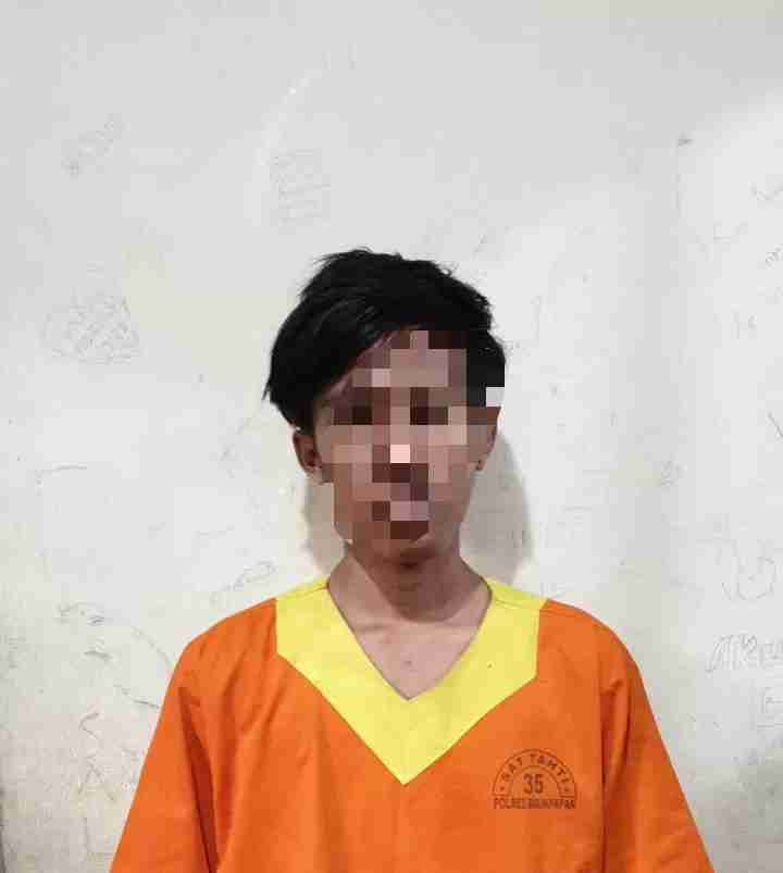 Pencuri beraksi di Balikpapan tertangkap warga saat membawa badik. Aksi nekatnya viral di media sosial.