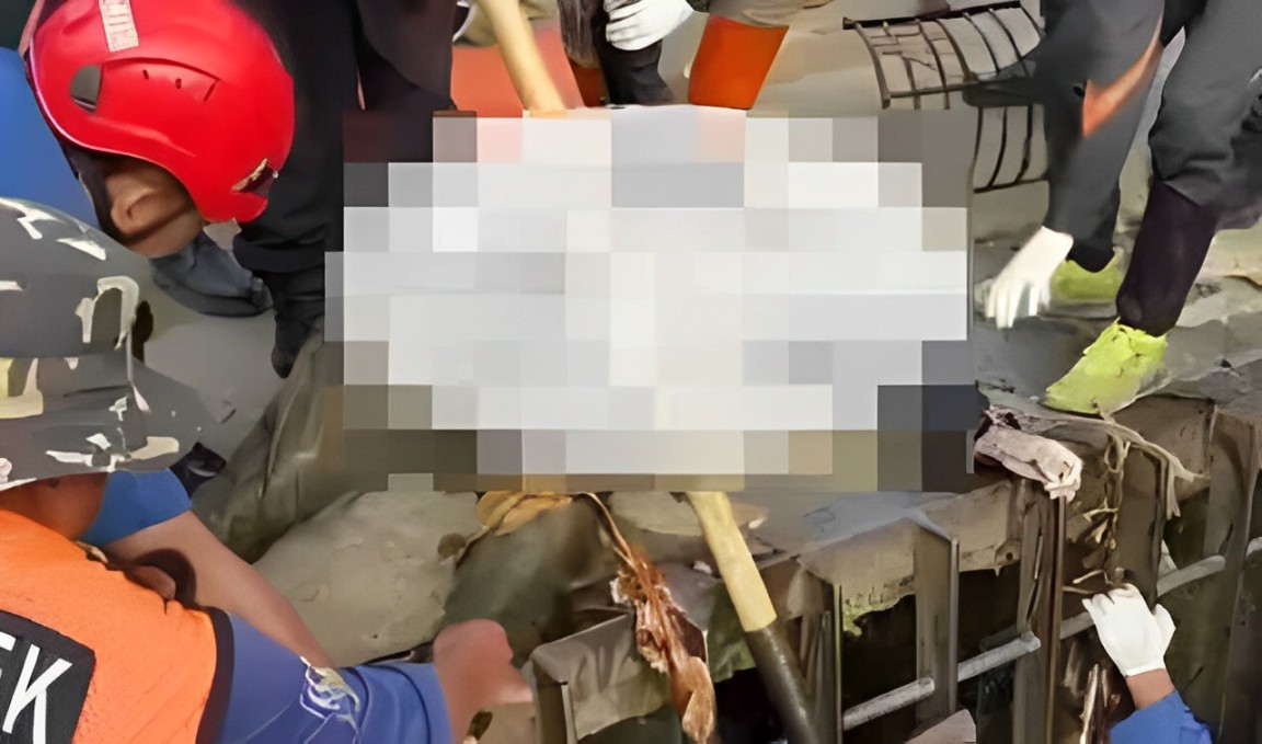 Tim SAR gabungan saat mengevakuasi jasad M. Yusuf (23) yang ditemukan mengembang dan tersangkut di pintu air PLTA Ubrug tepatnya di Kampung Cikuya, Desa Tenjojaya, Kecamatan Cibadak