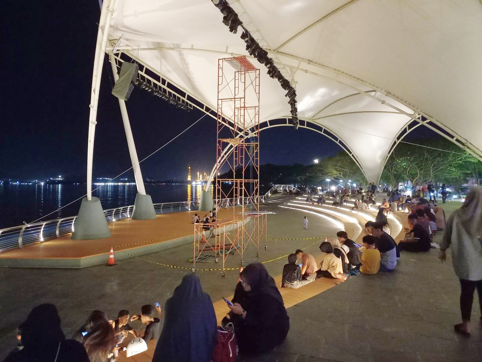 Pengunjung asyik bersantai di Teras Samarinda, menikmati pemandangan kota Samarinda yang indah.