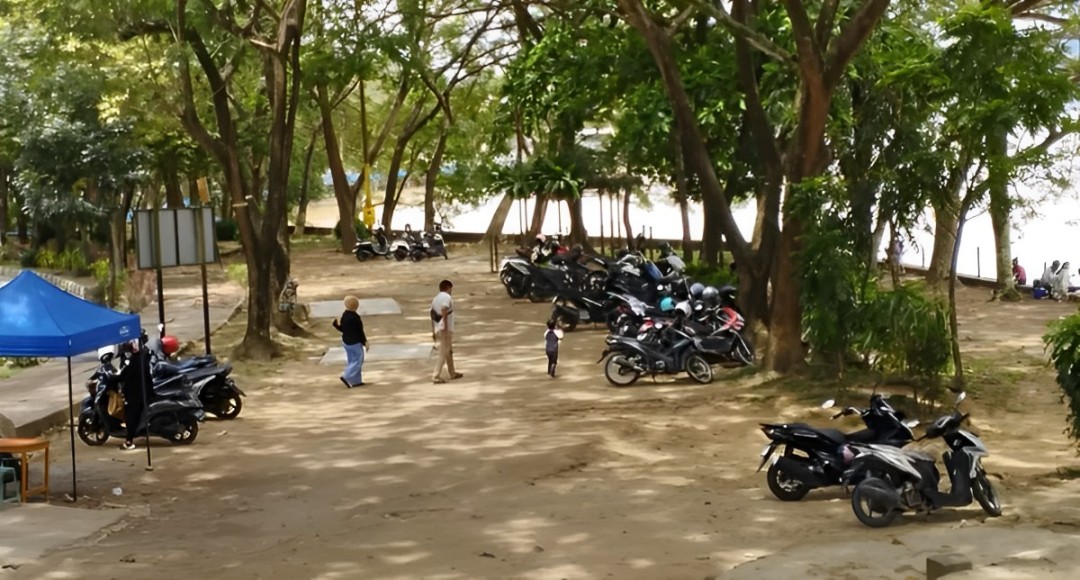 Pengunjung Teras Samarinda tengah memarkirkan kendaraan di area parkir yang ramai