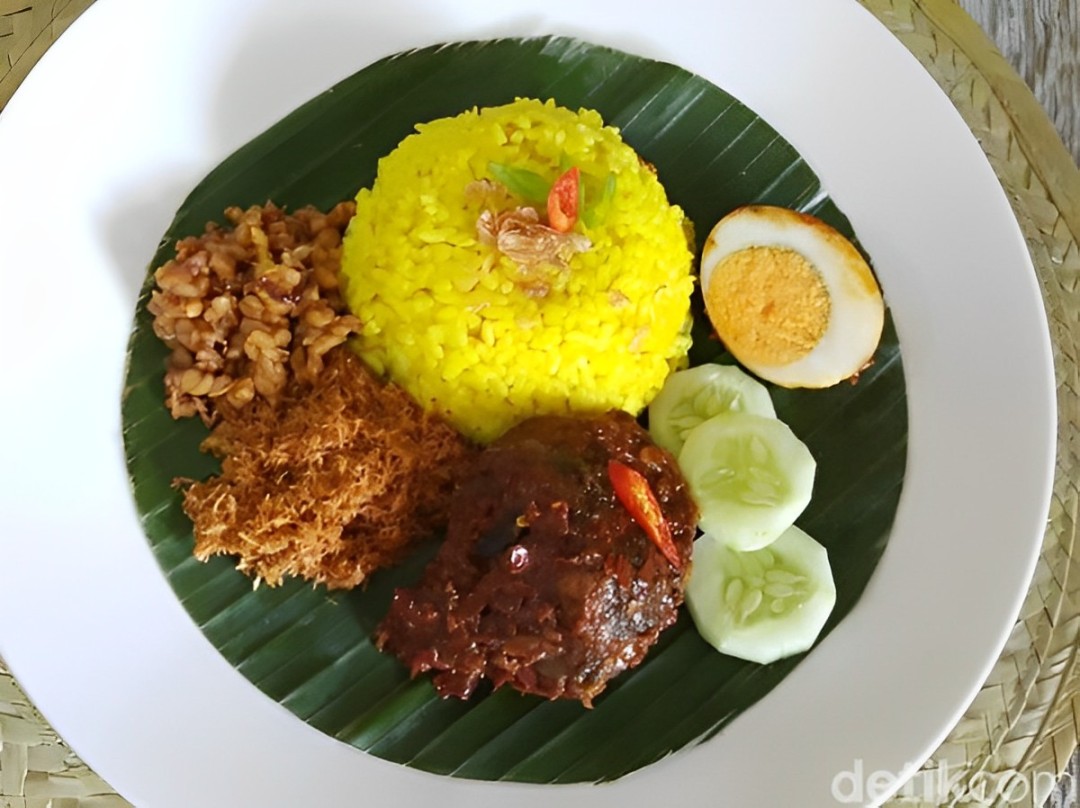Nasi kuning Banjar dengan lauk khas ini bisa bikin ketagihan. Haruan habang yang pedas, sedikit asam dengan harum kayumanis