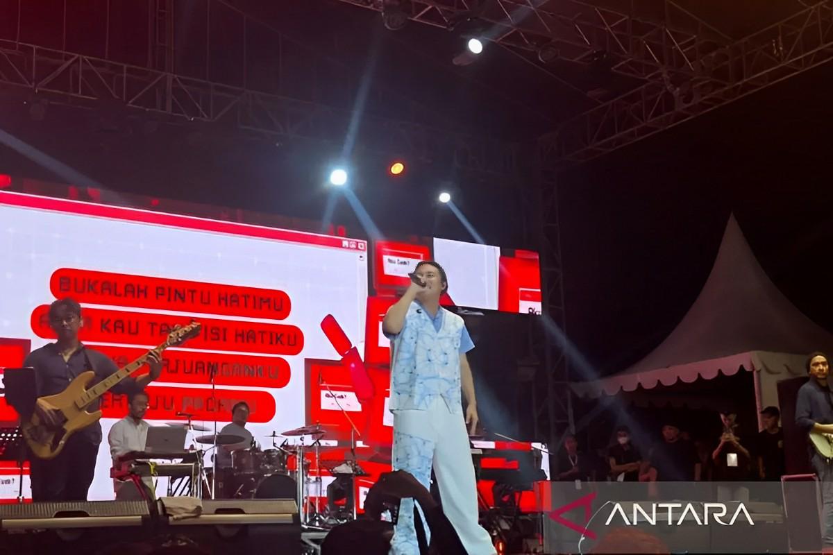 Rizky Febian saat perform di BPN Fest 2024, sukses memukau ribuan penonton dengan lagu-lagu hitsnya.