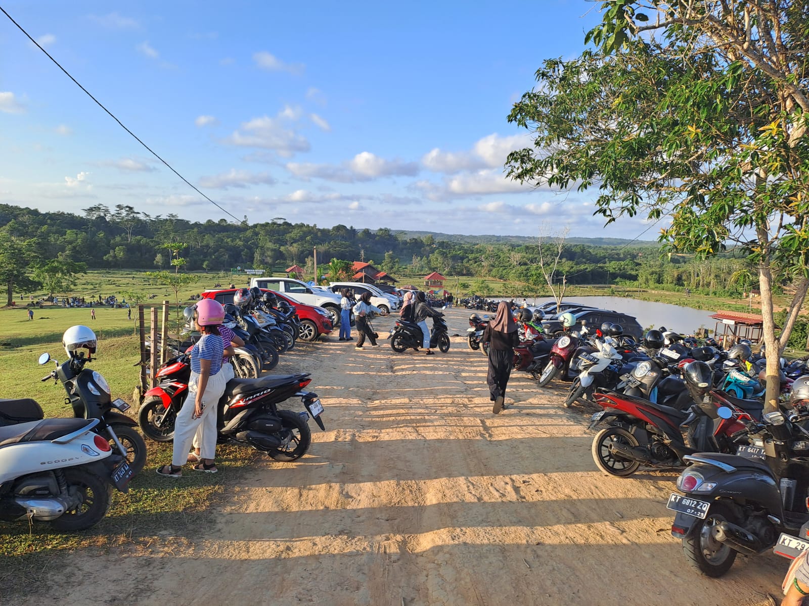 Area Parkir yang luas dan aman