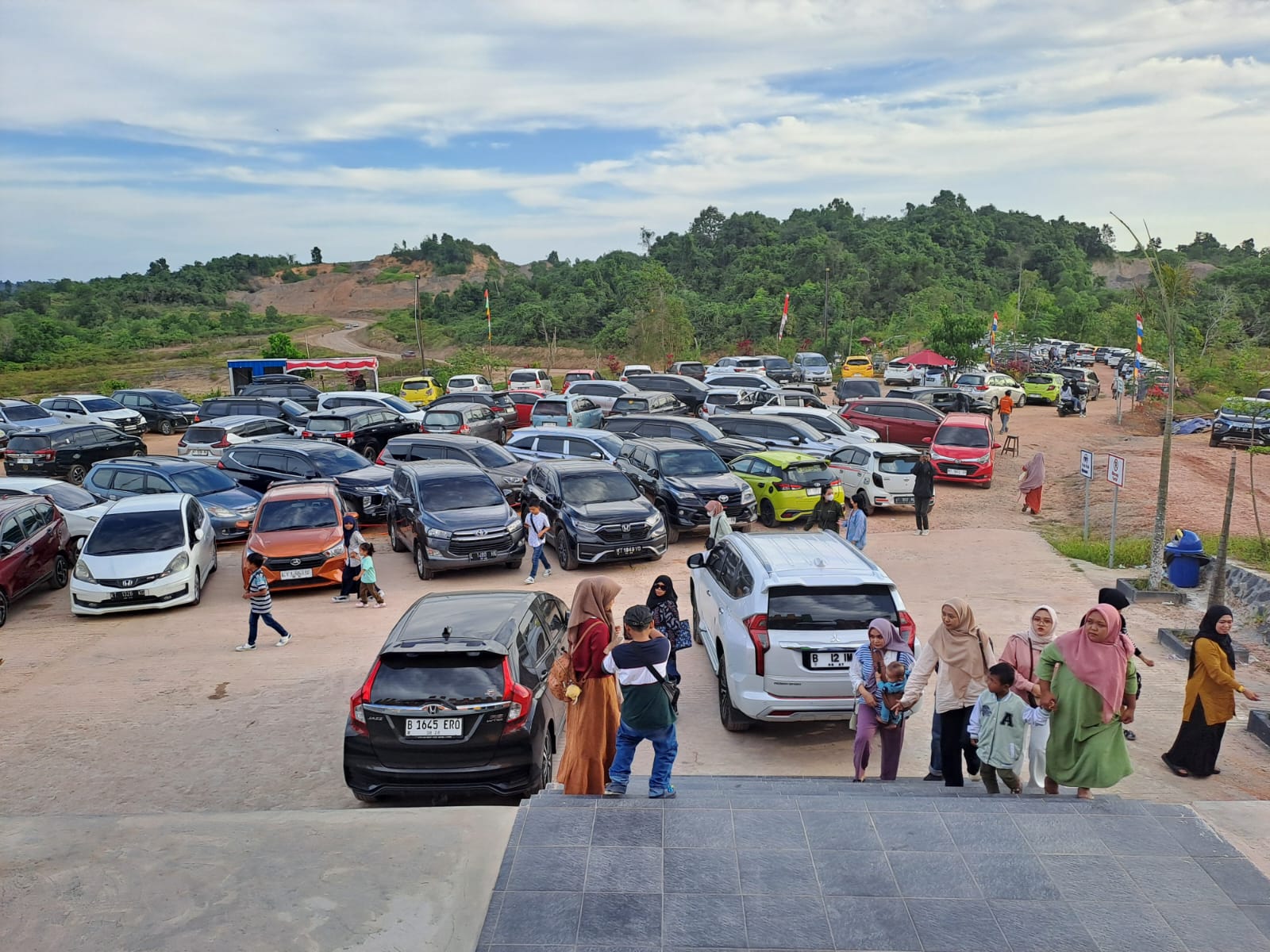 Lakeview selalu dipenuhi di akhir pekan dan saat libur, namun jangan kuatir untuk kendaraanmu, selalu ada tempat untuk parkir kendaraanmu