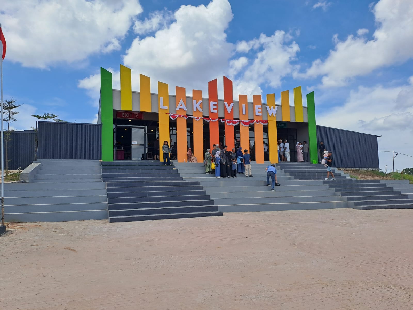 Nikmati keindahan alam dan wahana seru di Lakeview Samboja. Tempat wisata baru di Balikpapan yang lagi hits banget