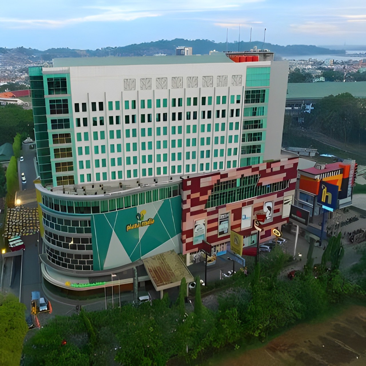 Plaza Mulia Samarinda, dulunya pusat perbelanjaan favorit, kini sepi pengunjung dan dijual lelang.