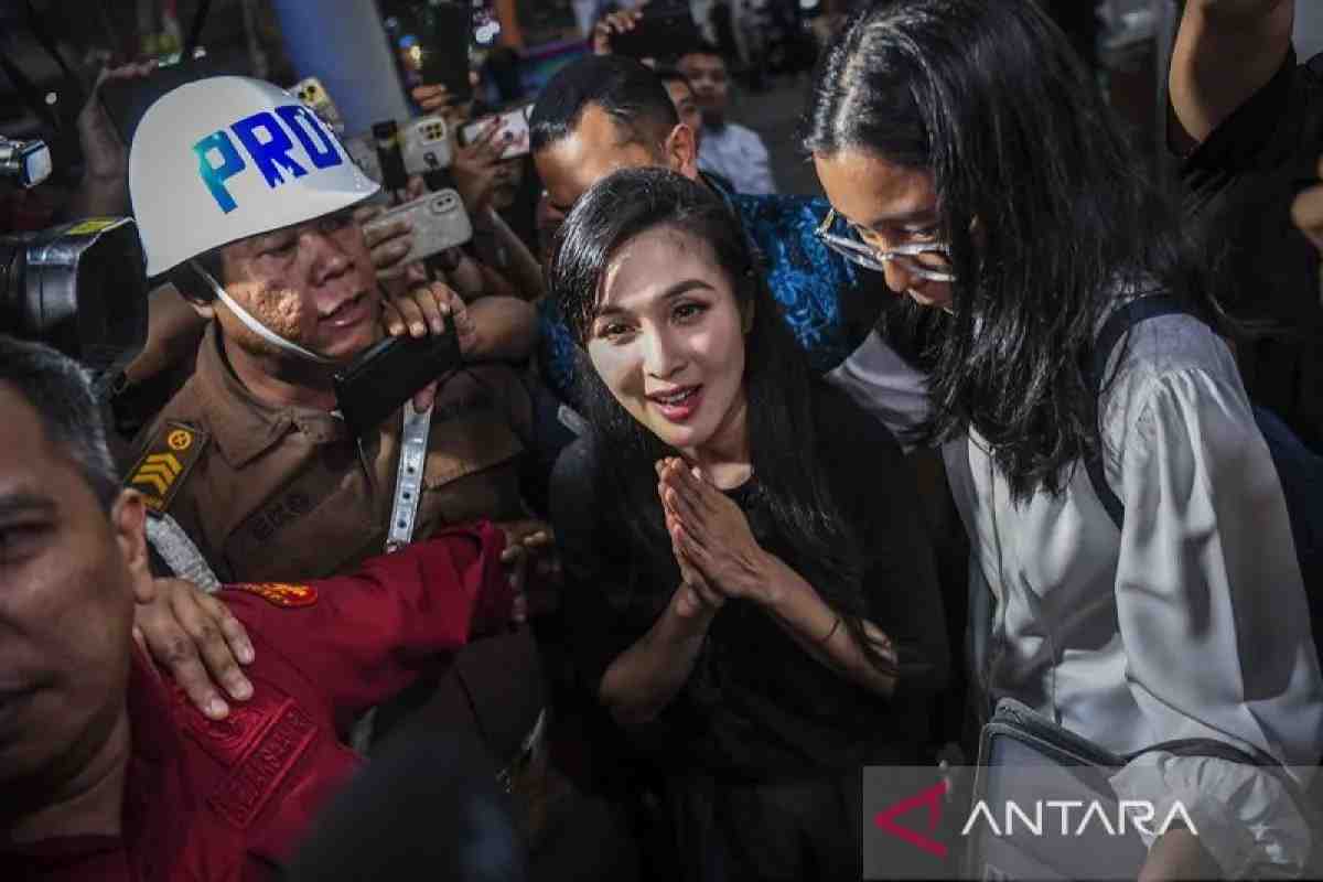 Sandra Dewi terlihat serius memberikan kesaksian dalam sidang kasus dugaan korupsi PT Timah. Ekspresinya menjadi sorotan publik.