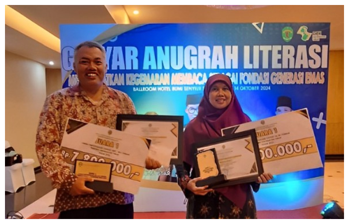 Penerimaan hadiah kepada SDIT Istiqomah di acara Gebyar Anugerah Literasi 2024