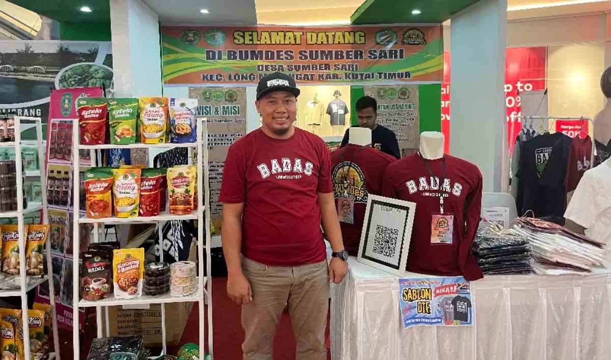Direktur Bundes Sumber Sari Indra Budiyanto, bersama hasil-hasil produk UMKM Desa Sumber Sari, dalam pameran produk Expo Bumdes di Atrium Bigmall, Samarinda.