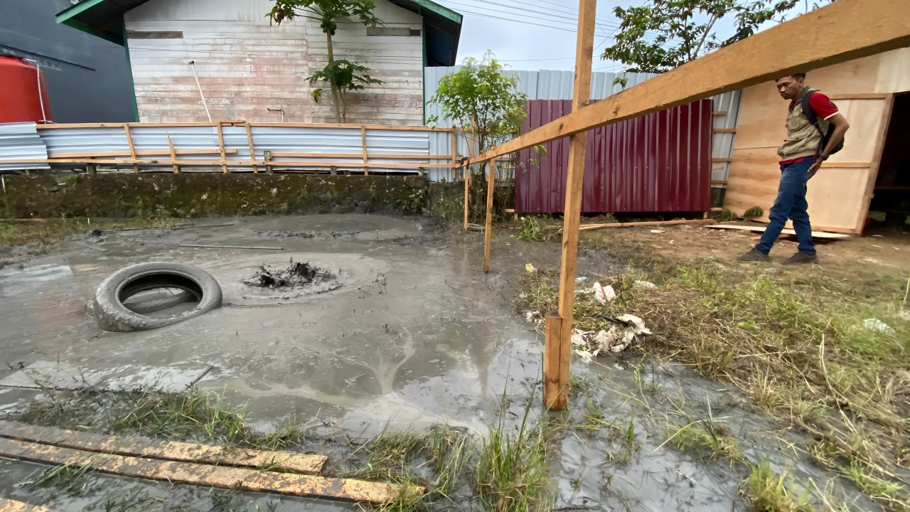 Semburan lumpur setinggi ... meter mengagetkan warga Perumahan Griya Mukti, Samarinda. Kejadian ini terjadi saat pengeboran tanah untuk pembangunan rumah.