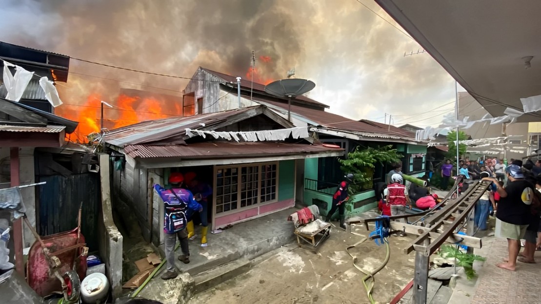 Kebakaran di Gang Mawar Samarinda hanguskan belasan rumah; pemadam berjuang hadapi akses sulit.