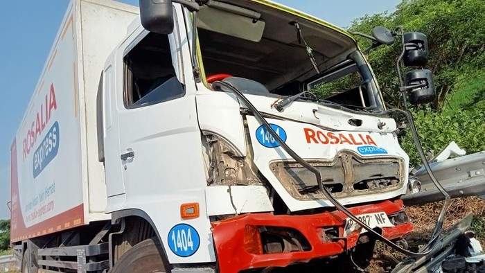 Kondisi truk box Rosalia Ekspres pascakecelakaan di Tol Pemalang, KM 315, arah Jakarta. Kerusakan parah terlihat pada bagian depan truk.