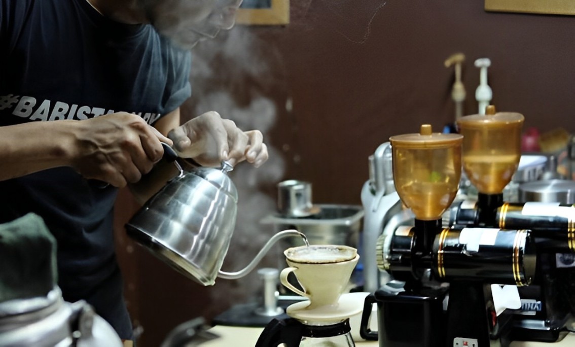 Warung kopi legendaris di Samarinda dengan suasana klasik yang memikat hati, memunculkan nostalgia.