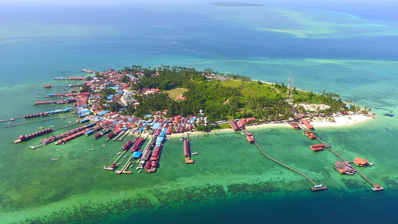 Maratua dan Kakaban, wisata premium Kaltim yang menawarkan keindahan eksklusif kelas dunia.