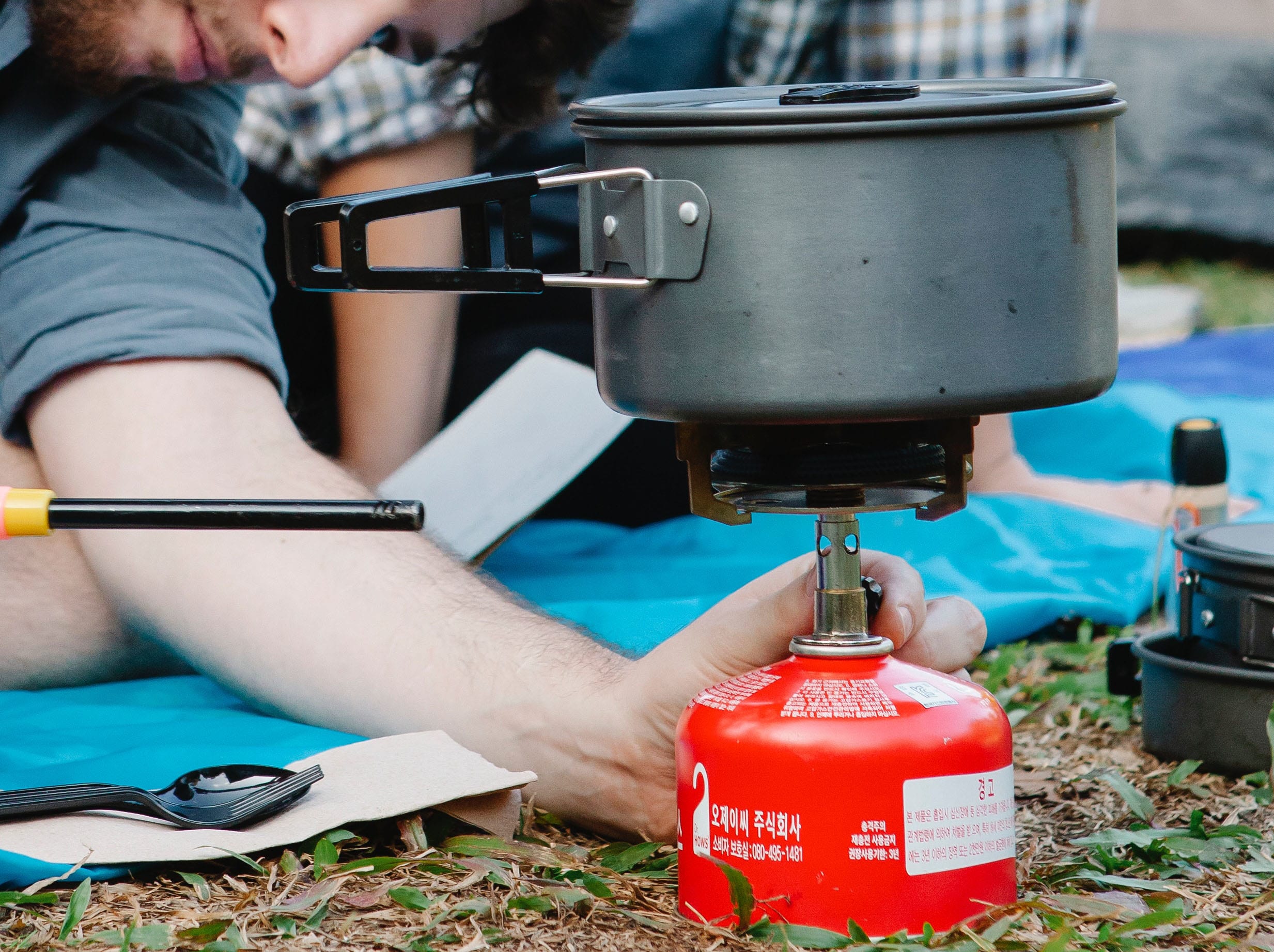 Kompor gas portable terbaik 2024 untuk camping, BBQ, dan aktivitas outdoor. Praktis, aman, dan stylish, cocok untuk milenial!