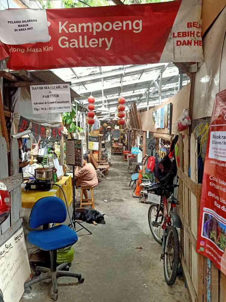 Lorong barang antik Kampoeng Gallery: tempat nostalgia dan seni bercampur jadi satu.