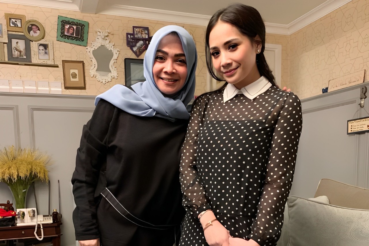 Nagita Slavina memegang tas Chanel klasik biru muda seharga Rp182 juta dengan raut wajah ceria.