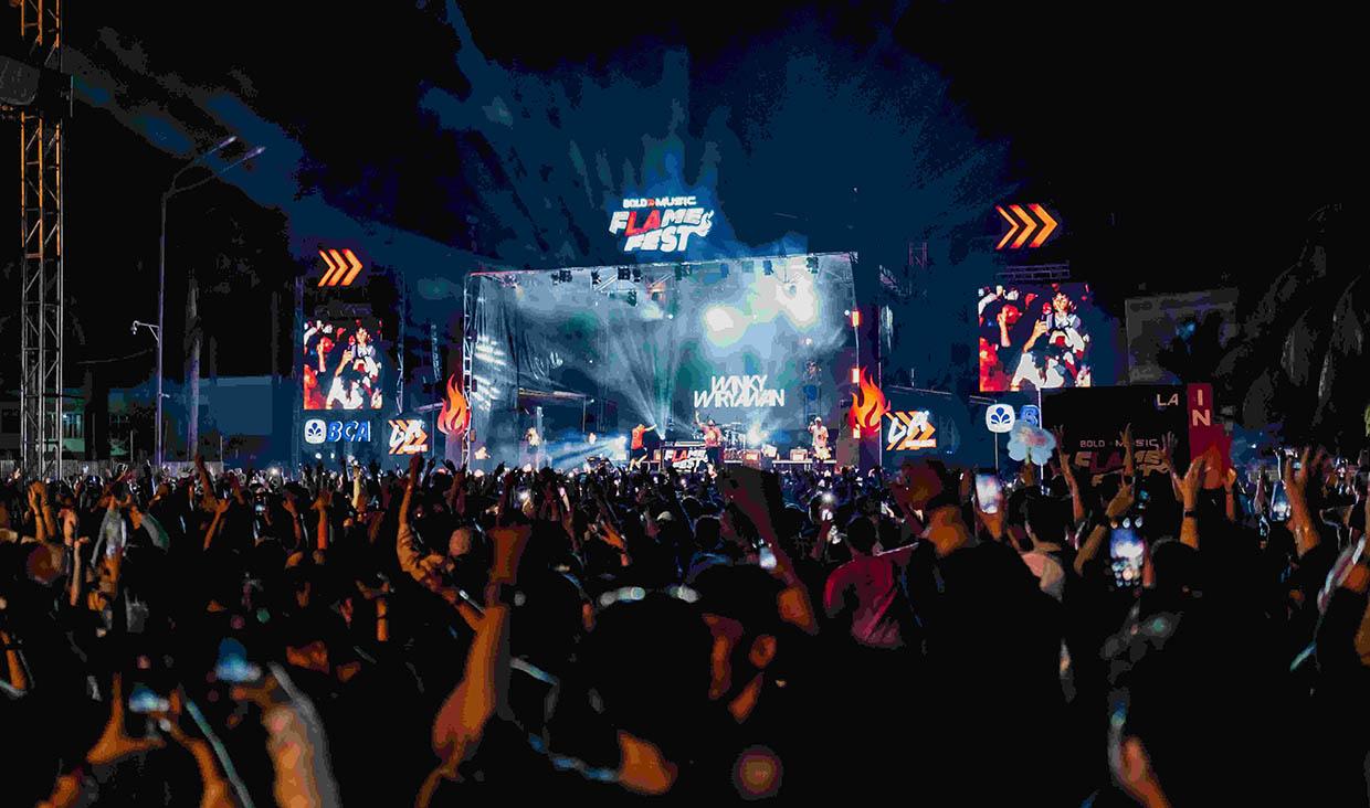 Potret keramaian konser di Indonesia seperti Lalala Fest, Java Jazz, dan We The Fest dengan suasana unik dan lineup musisi lokal serta internasional.