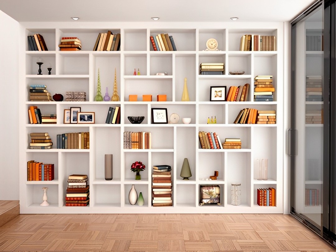 Desain interior rumah minimalis dua lantai dengan rak dinding