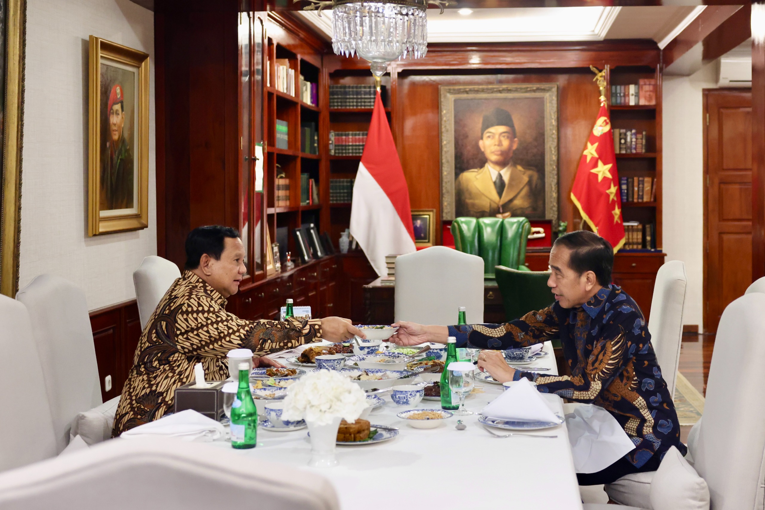 Prabowo dan Jokowi berbincang santai saat makan ayam goreng bersama. Momen yang penuh kehangatan di kediaman Prabowo.