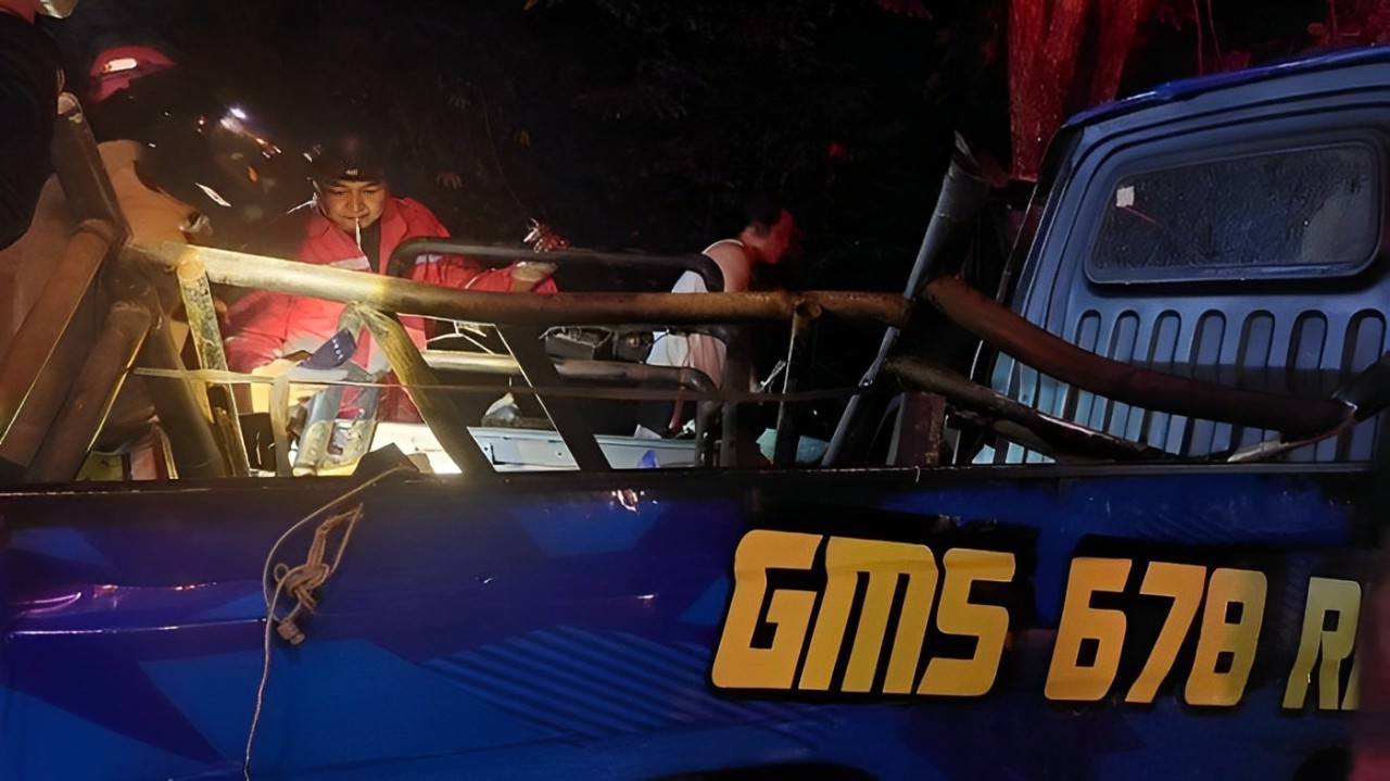 Kecelakaan mobil relawan GMS di Samarinda. Tiga korban tewas, penyebab kecelakaan karena menghindari kucing di jalan.