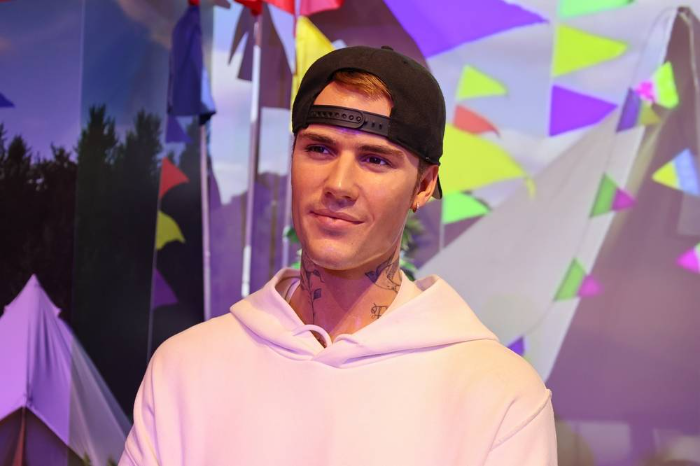 Justin Bieber saat tampil di panggung, menggambarkan semangat dan dedikasinya dalam bermusik.