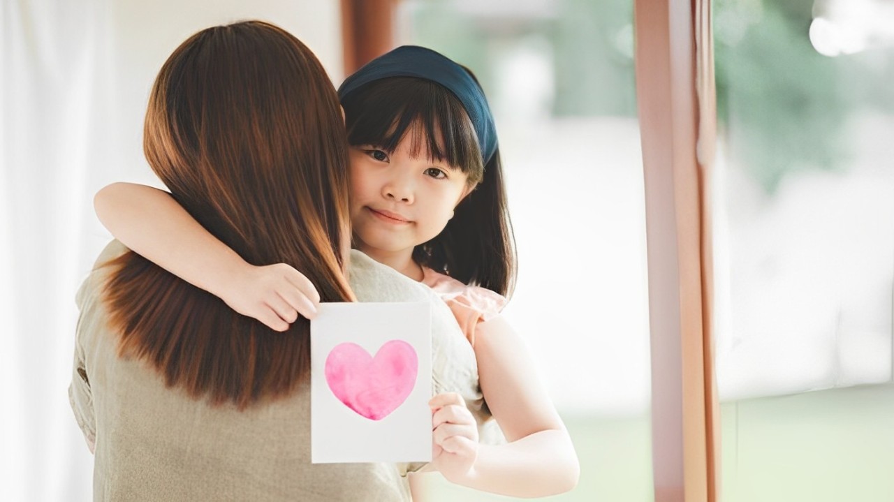 Pilihan kado terbaik untuk Hari Ibu, bisa bikin ibumu bahagia. Simak info selengkapnya!