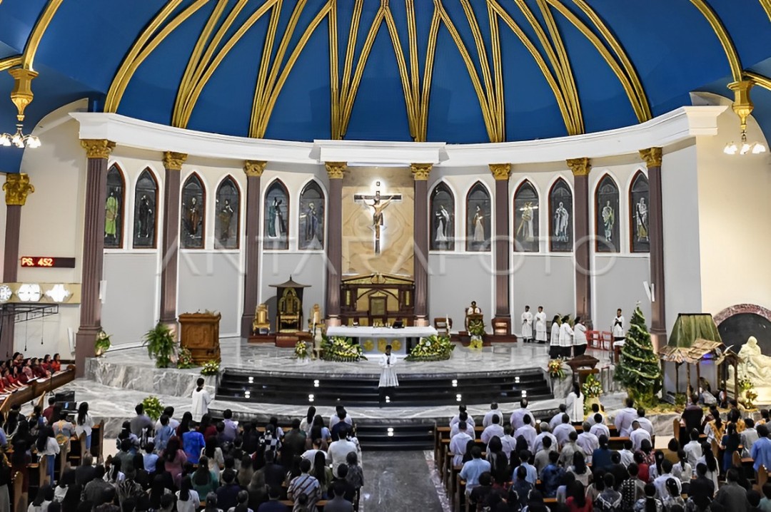 Misa Malam Natal di Katedral Santa Maria Samarinda dipadati ribuan jemaat. Suasana penuh khidmat dan sakral menjadikan perayaan ini tak terlupakan. Simak info lengkapnya!