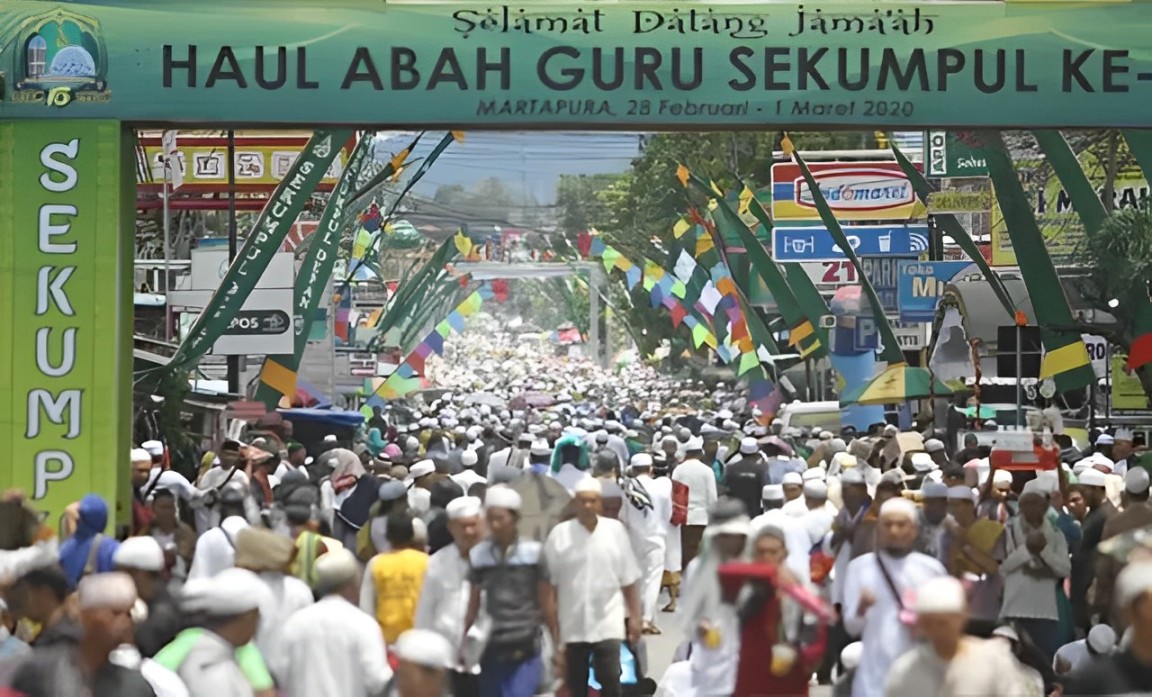 Kerumunan peserta Haul Guru Sekumpul di Martapura, Kalimantan Selatan, dalam momen penuh spiritual dan kebersamaan.