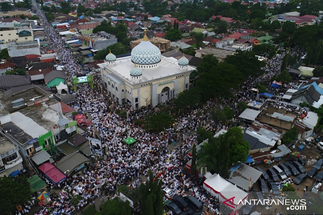 Jutaan jamaah memadati Mushala Ar-Raudhah Sekumpul untuk Haul Guru Sekumpul 2025. Atmosfer spiritual luar biasa, Cess!