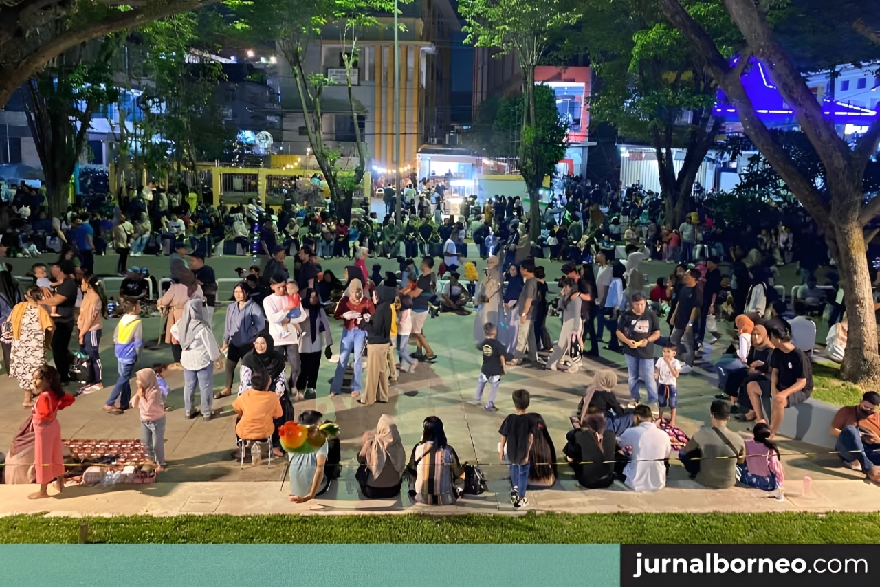 Suasana malam tahun baru 2025 di Teras Samarinda dengan banyak pengunjung