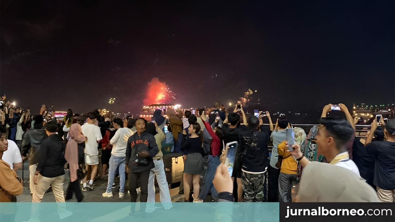 Malam tahun baru 2025 di Teras Samarinda yang penuh antusiasme dengan kembang api mewarnai langit. Simak momen serunya hanya di BalikpapanTv.id!