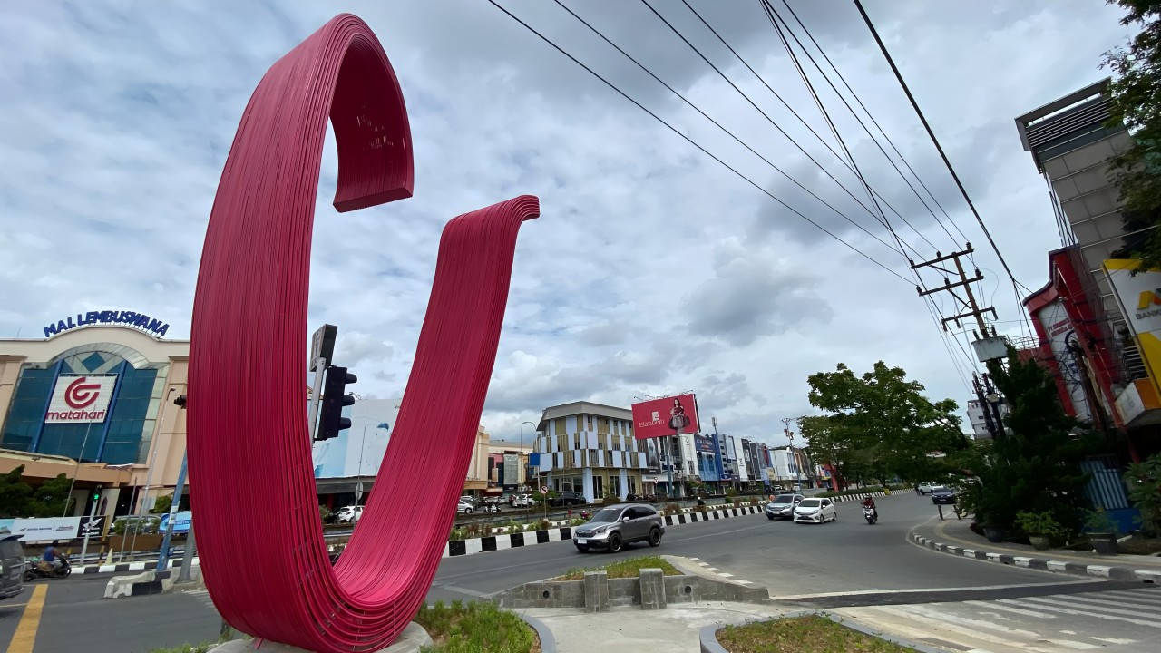 Tugu Pesut Samarinda yang baru dengan desain minimalis dan bahan ramah lingkungan. Ikon baru yang memikat perhatian, tapi membingungkan warga. Simak info selengkapnya disini Cess!