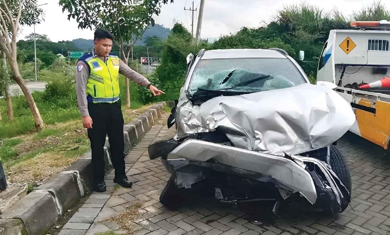 Kondisi mobil Toyota Rush yang ringsek parah akibat ditabrak Bus Hino di Jalan Tol Malang, karena tergelincir jalan licin.