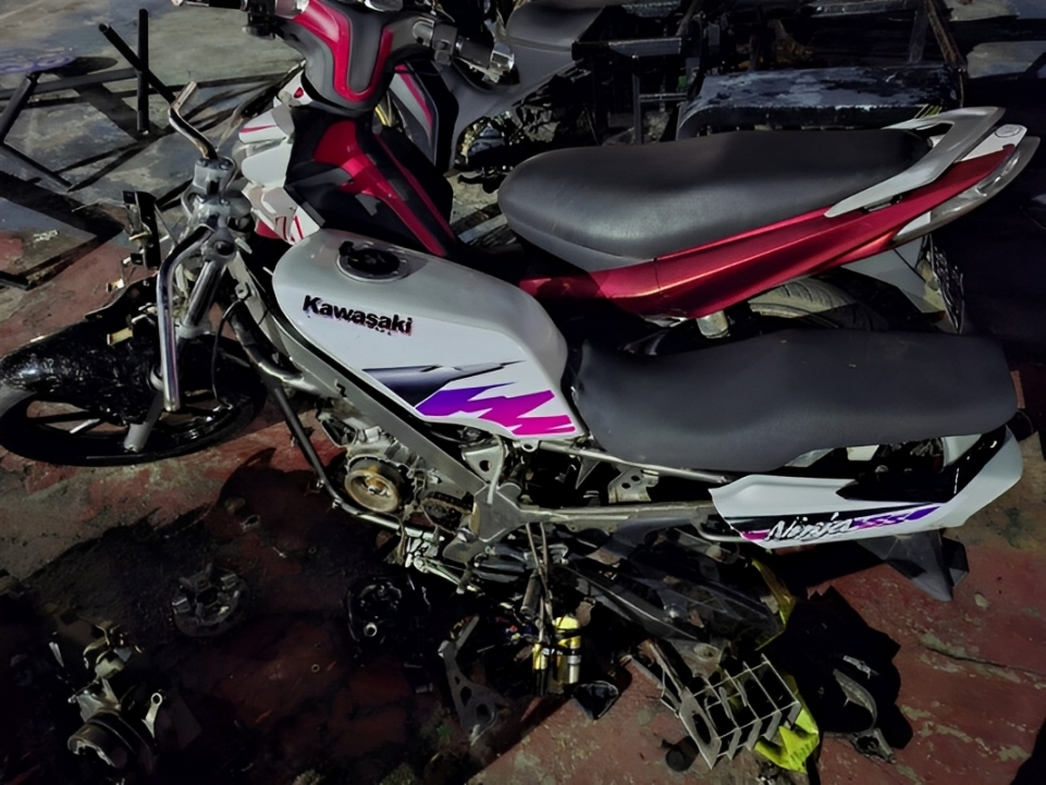 Motor hasil pencurian Kawasaki Ninja yang berhasil diamankan. Aksi pencurian yang mencuri perhatian ini berhasil diungkap berkat rekaman CCTV.