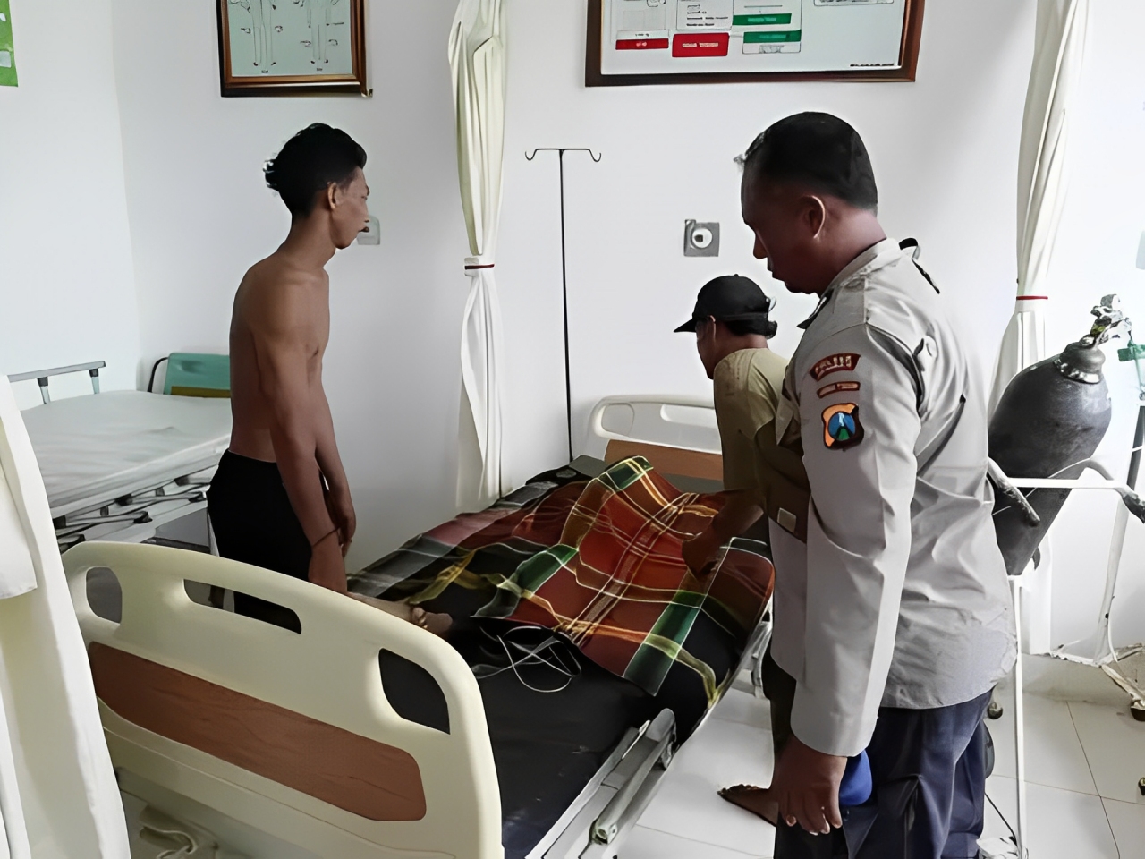 Jasad bocah F disemayamkan di Puskesmas Puger, Kabupaten Jember setelah dievakuasi dari Pantai Cemara, Selasa (28/1/2025).