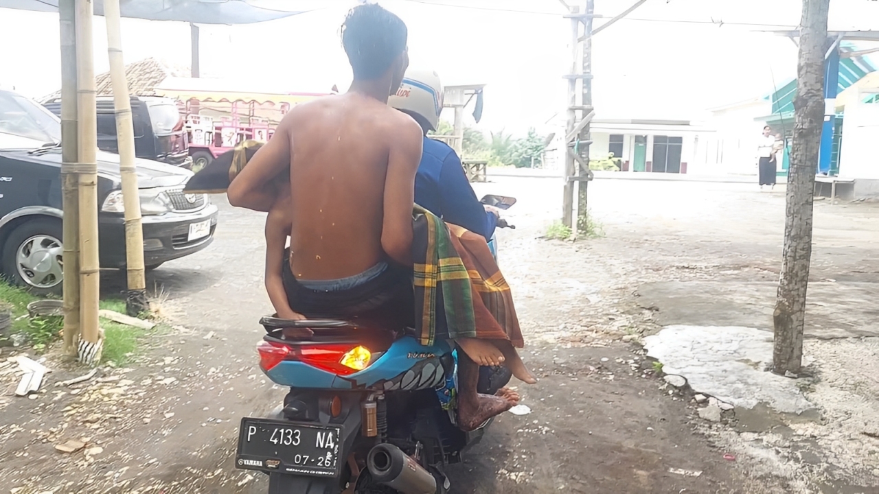 Korban di Evakuasi menggunakan sepeda motor.