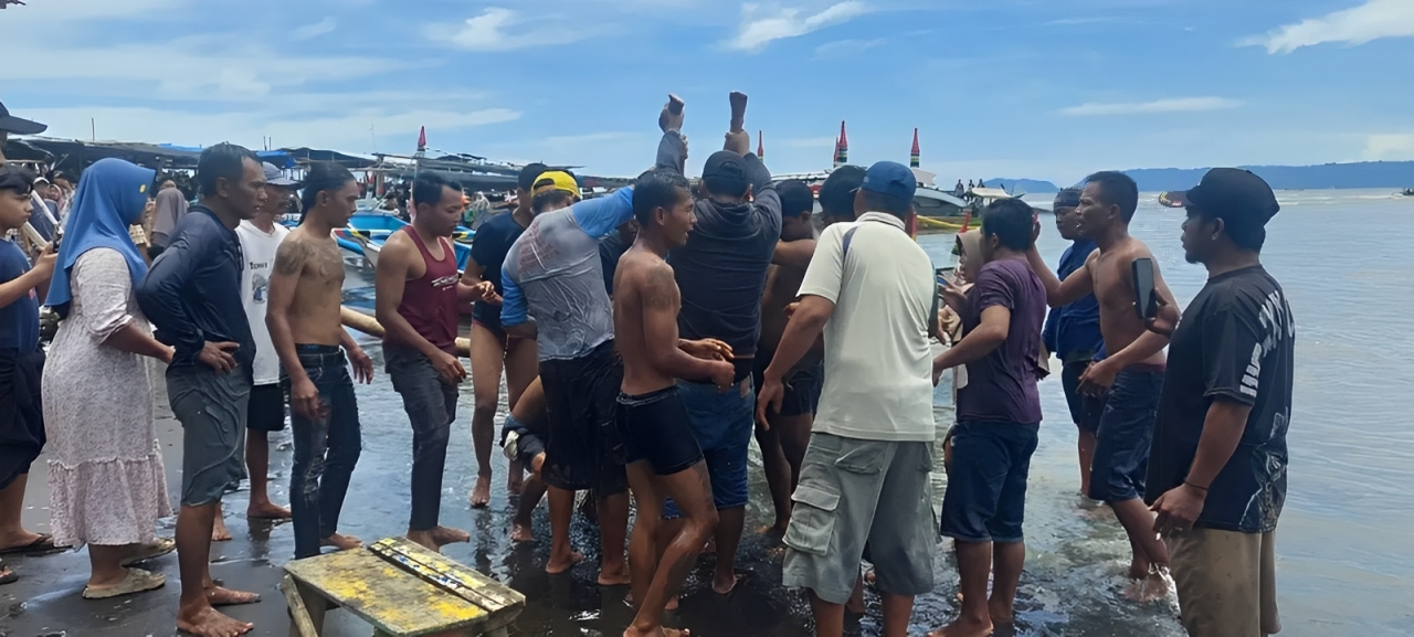 Warga menemukan jasad korban di dasar muara Pantai Cemara, Dusun Getem, Desa Mojomulyo, Kecamatan Puger. Warga sempat melakukan pertolongan pertama, tapi korban meninggal dunia.