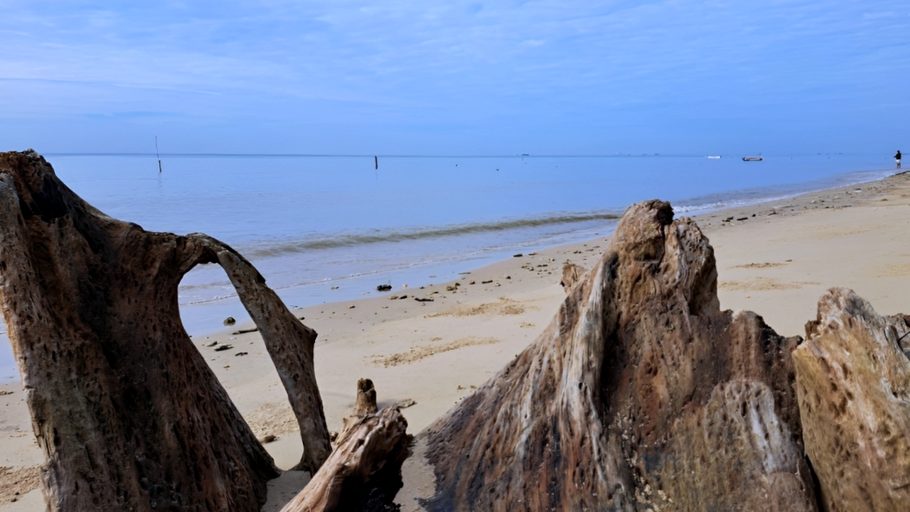 Pantai Mulawarman, destinasi wisata tersembunyi di Balikpapan dengan pasir putih, laut biru, dan perahu nelayan yang estetik!