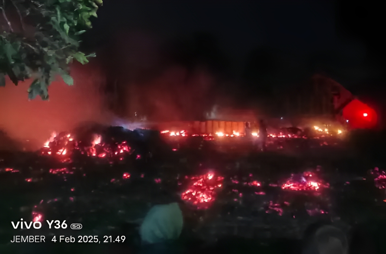 Kebakaran hebat yang melanda gudang pengeringan tembakau milik PTPN 1 Regional IV Jember, di dua lokasi sekaligus, di Desa Jubung Sukorambi dan di Desa Serut Panti.