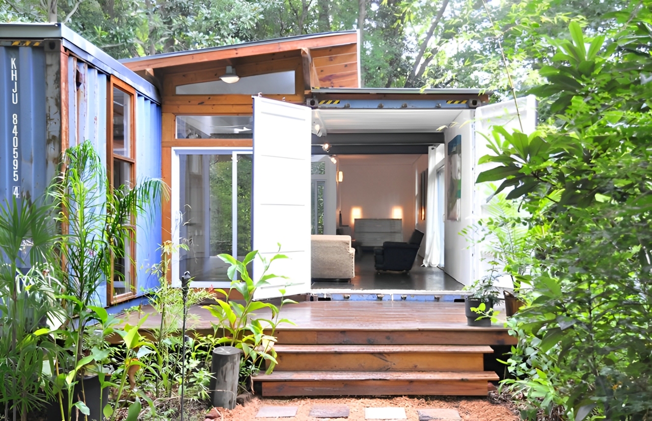 Ilustrasi rumah ramah lingkungan dengan panel surya dan taman hijau, cocok untuk gaya hidup hemat dan sehat!