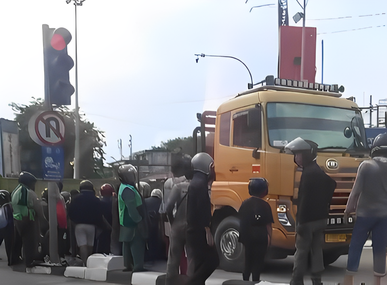 Kecelakaan maut di Muara Rapak Balikpapan: truk tronton menabrak sepeda motor, pengendara meninggal di tempat.