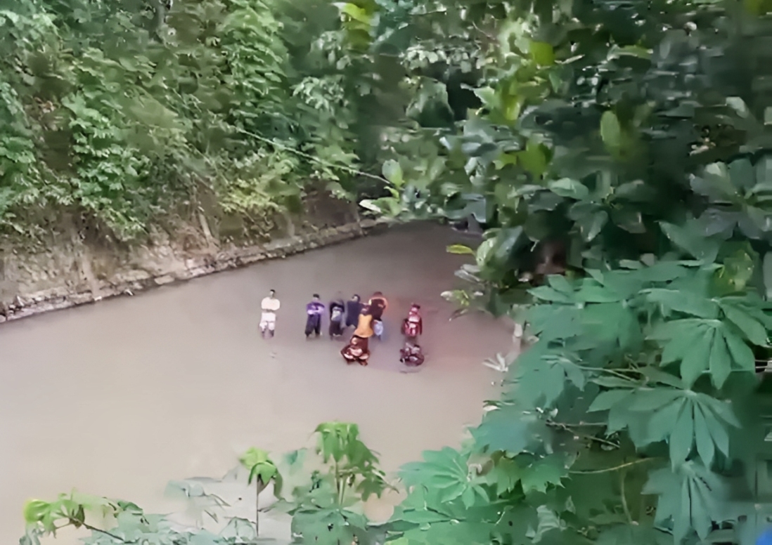 Pencarian korban tenggelam di sungai Kedung Jangan, wilayah RT 4 RW 3, Purwosari, Kecamatan Mijen, Minggu (16/2/2025).