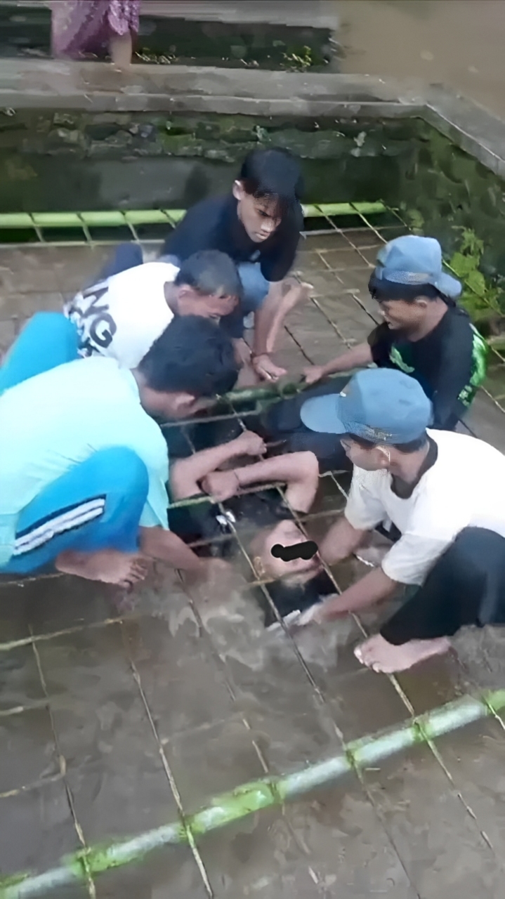 Tangkapan video penyelamatan santri yang terjepit besi usai terseret arus sungai di sekitar lingkungan pondok pesantren Islam Bustanul Ulum (IBU) Pakusari, Jember.